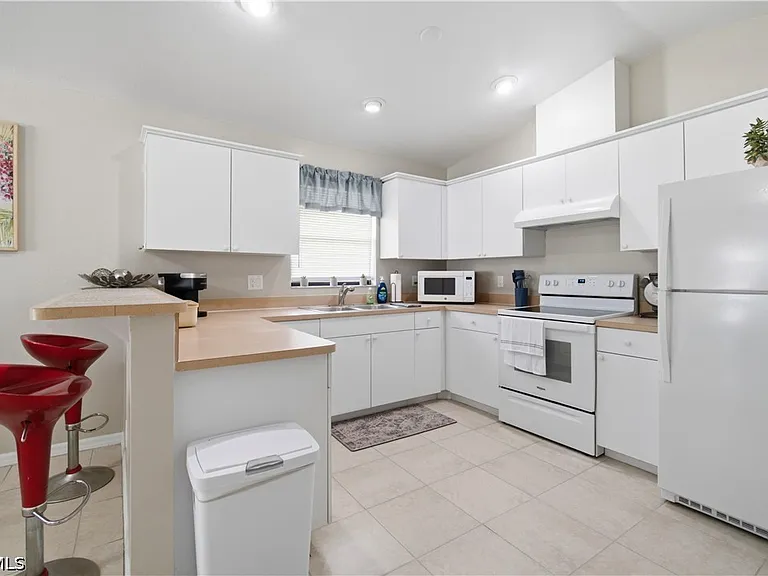 1712 SW Santa Barbara Pl — Photo 3