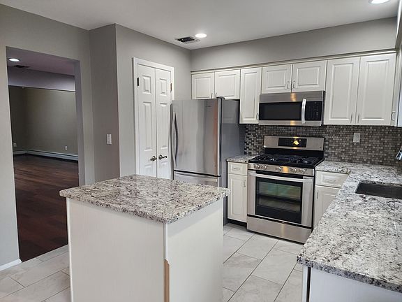 4th image of 19 Braemar Ct #19