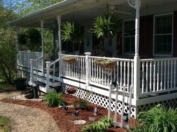 61 Mannon Dr, Alum Creek, WV 25003