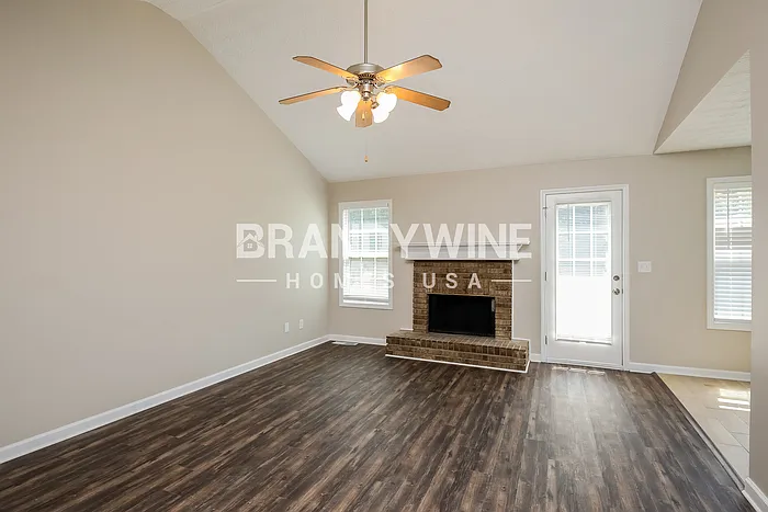 814 Evergreen Dr — Photo 3