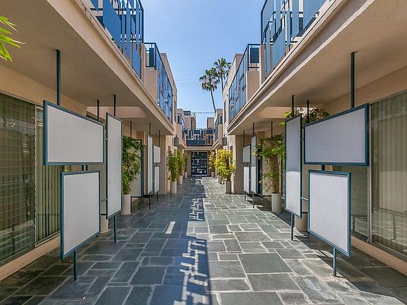 4th image of 938 N San Vicente Blvd