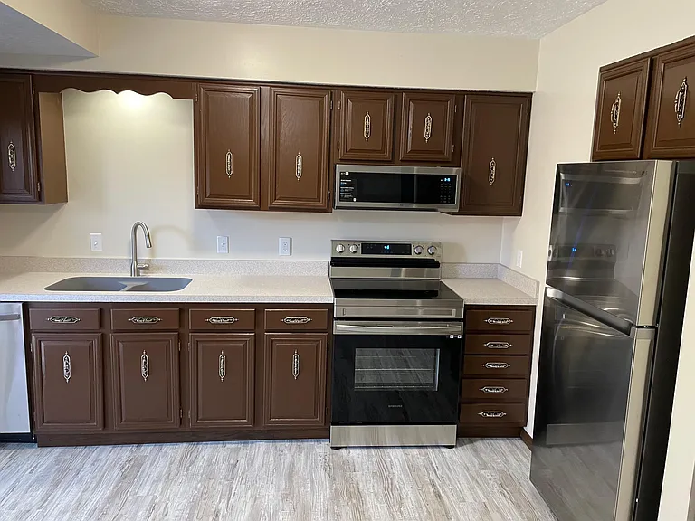 737 Lakeview Dr — Photo 2
