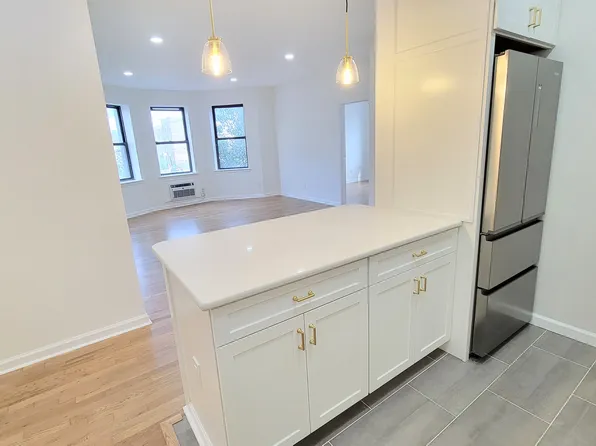 43 Van Wagenen Avenue image 3 of 14