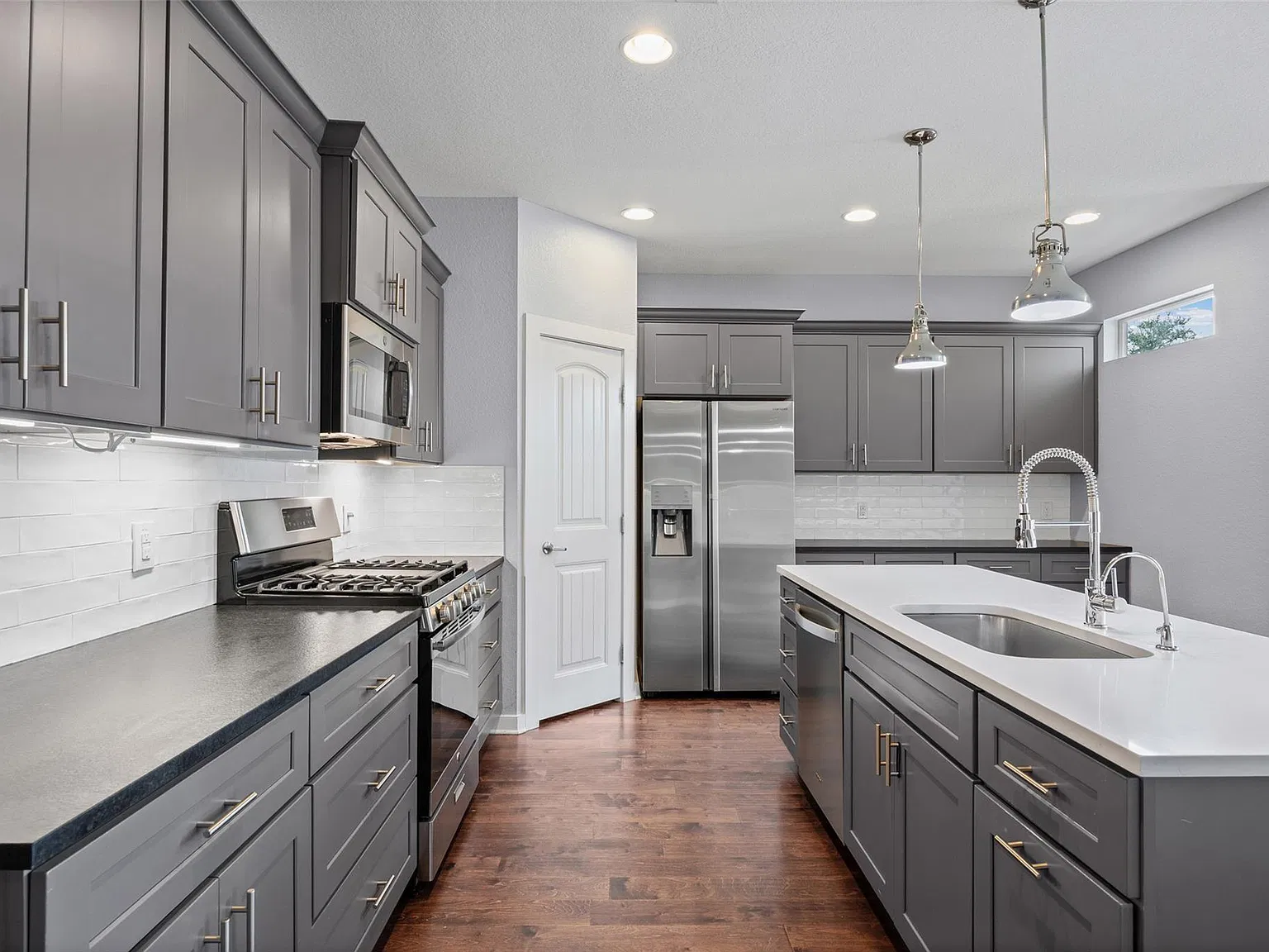 4 bed, 3.0 bath, 2101 sqft, $3,200 — Photo 4