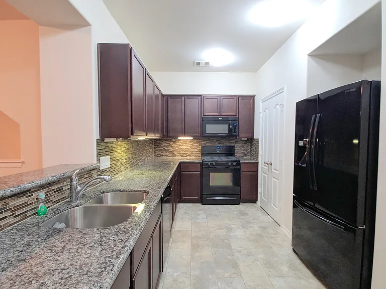 8117 Silverton Creek Ln — Photo 6