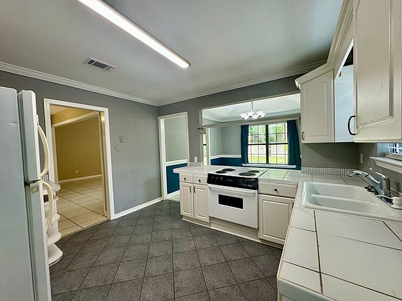 5th image of 381 Echo Cir