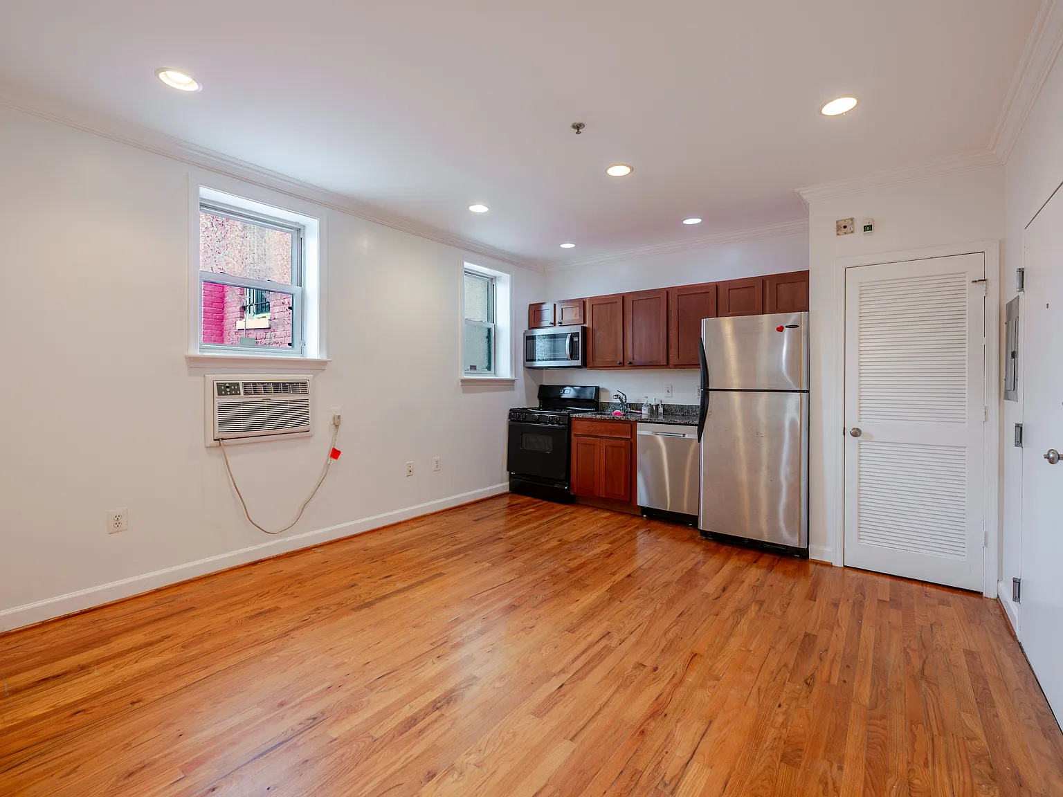 Studio, 300 sqft, $1,695 — Photo 4