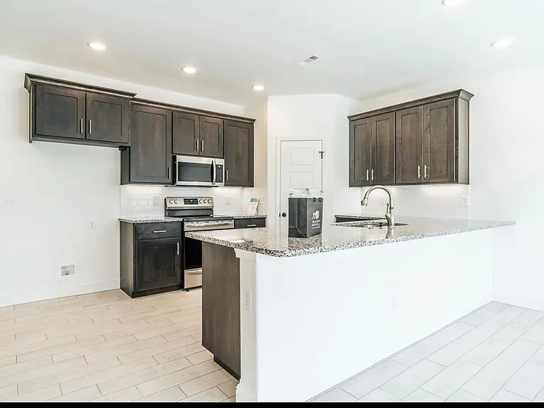 2161 Wildflower Dr — Photo 4