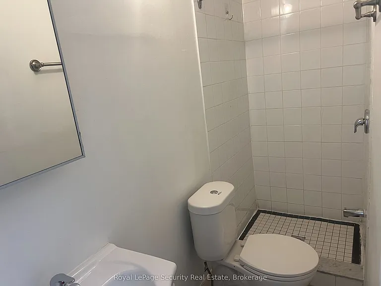 691 Barton St E — Photo 6
