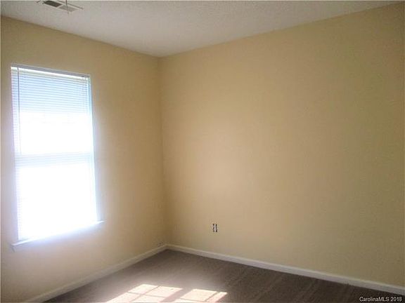 4th image of 413 Ewing Dr
