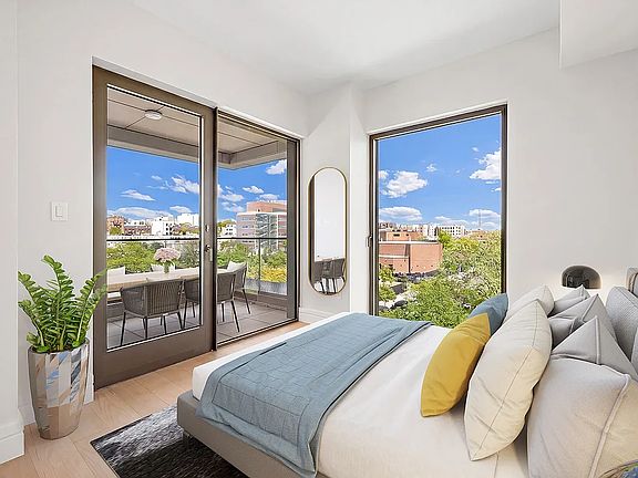 4th image of 960 Franklin Ave #131