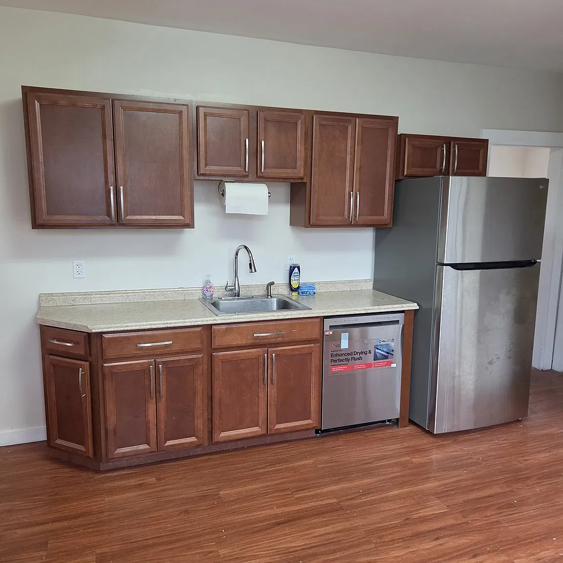 4 bed, 1.0 bath, 1300 sqft, $3,100 — Photo 2