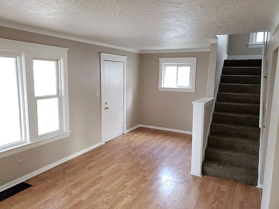 2nd image of 835 W 19th St