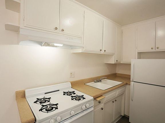 5th image of 5500 Newcastle Ave #24