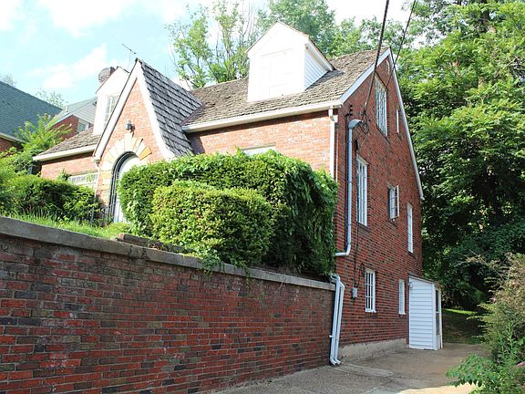 The rental Apartment is on the Ground level and the entry is the white projection on the bottom right.