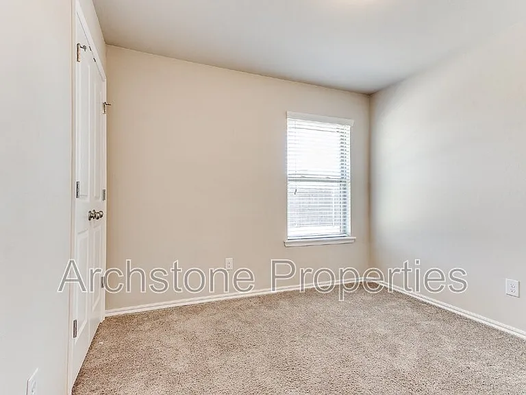 19704 Taggert Dr — Photo 17