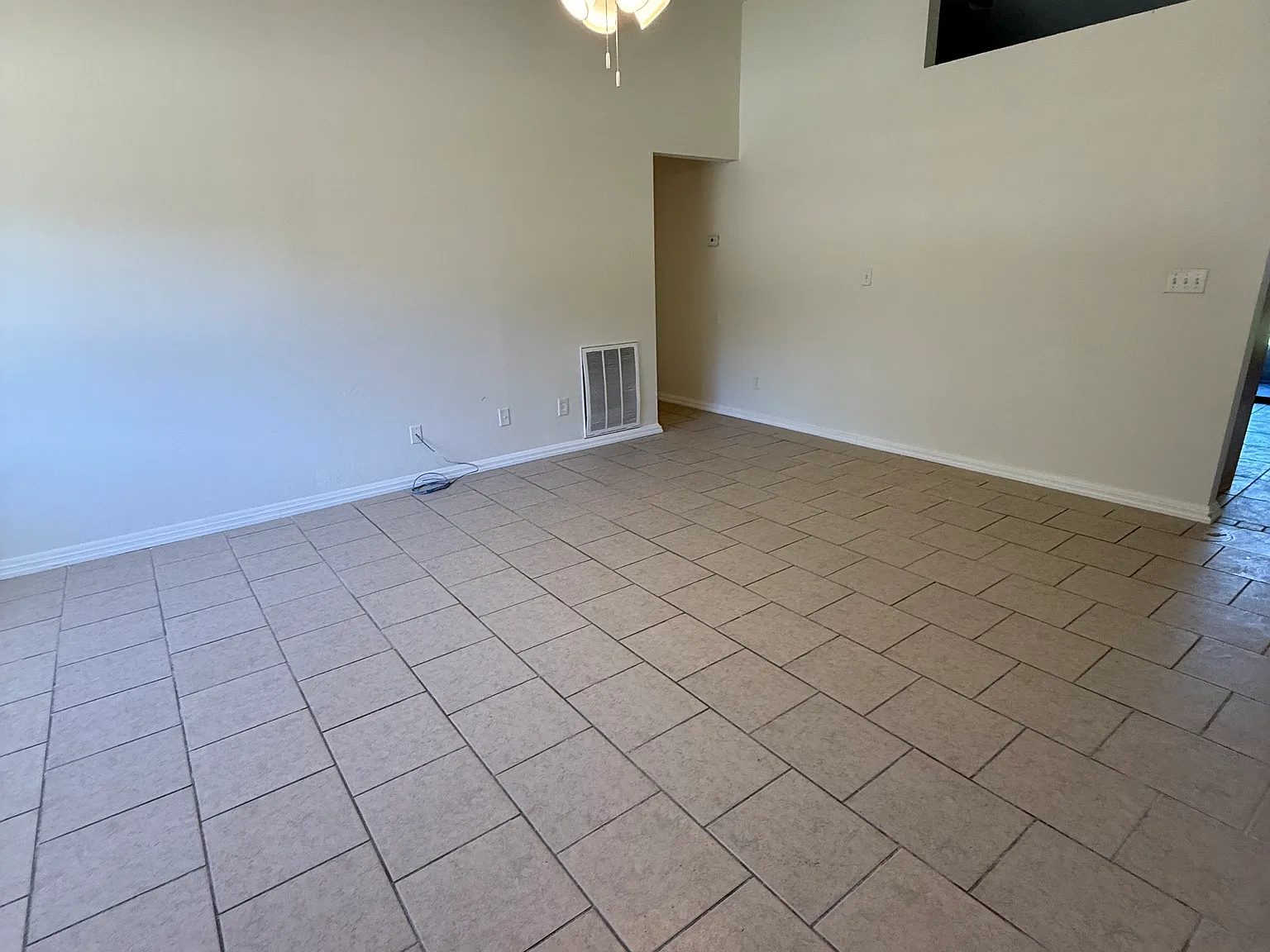 3 bed, 1108 sqft, $2,495 — Photo 3