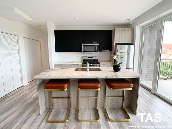 3rd image of 2533 W Fullerton Ave #202