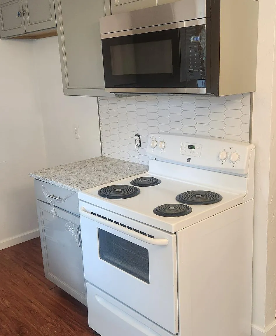 2 bed, 1000 sqft, $1,610 — Photo 2