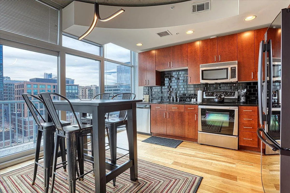 1 bed, 729 sqft, $2,700 — Photo 2