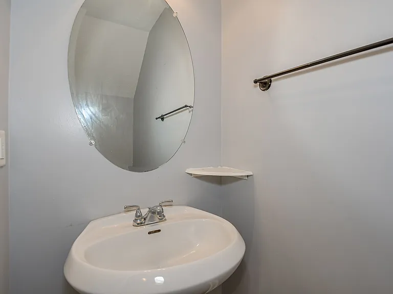 805 Erika Ln — Photo 8