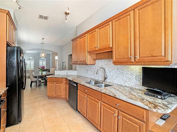 5th image of 2422 Depauw Ave