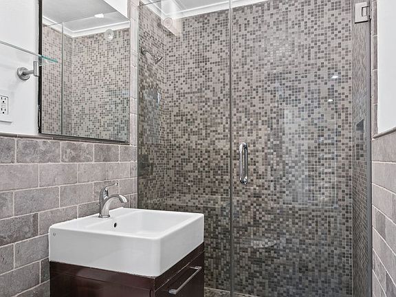 5th image of 250 W 15th St APT 6A