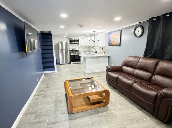 18 Center St, Plains, PA 18705