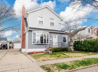 12 Ruth Pl, Lynbrook, NY 11563