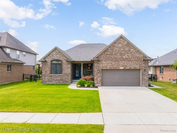 45627 Pentwater Dr, Macomb, MI 48044