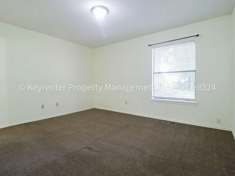 1359 E 60th St Duplex — Photo 22