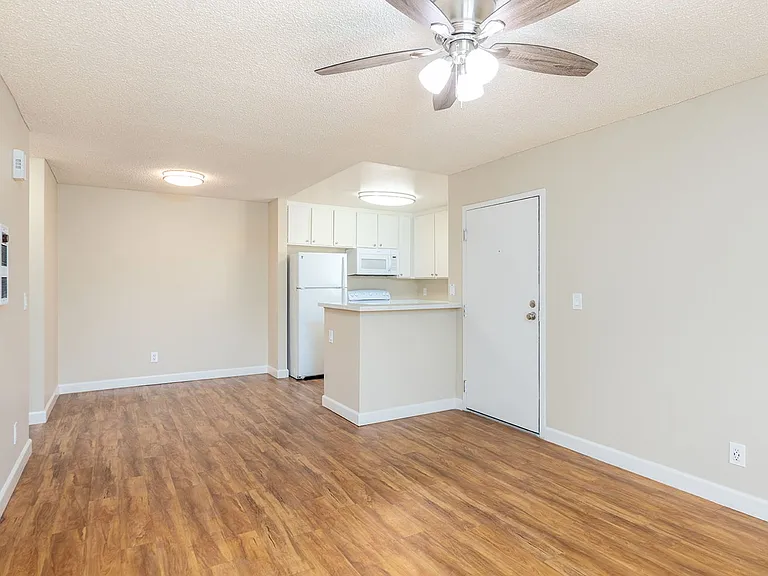 Willow Creek Apartments — Photo 5