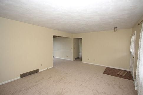 3rd image of 28 Eastmoor Dr