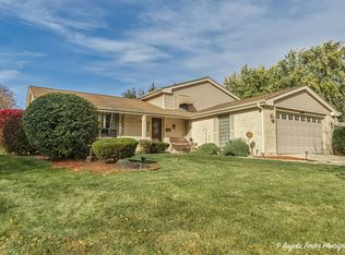 2918 N Dryden Pl, Arlington Heights, IL 60004