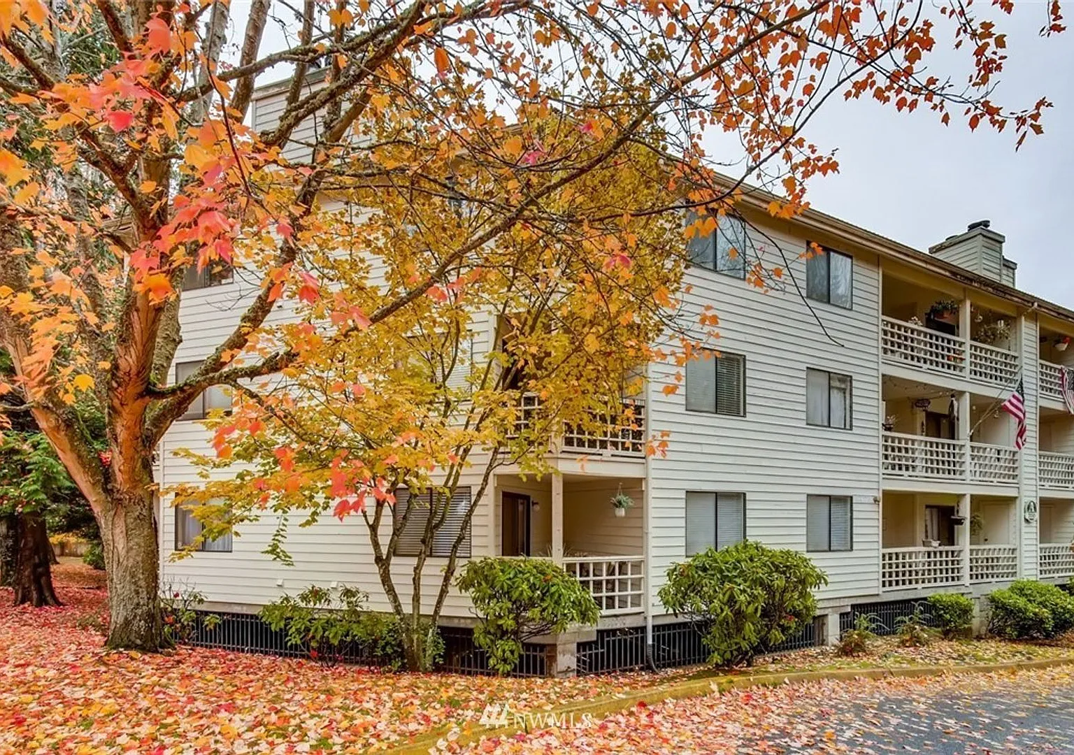 2 Bedroom Corner Unit, Excellent Location!! — Photo 2