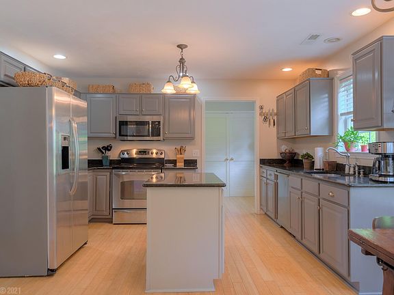 3rd image of 635 Cameo Ct NW