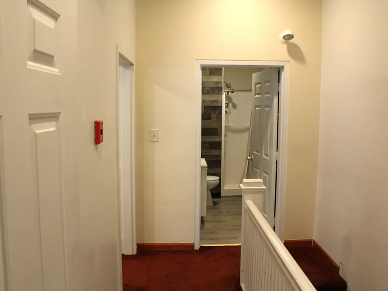 Hallway to the bathroom, lounge (on the left), and bedroom 3 (thru the lounge).