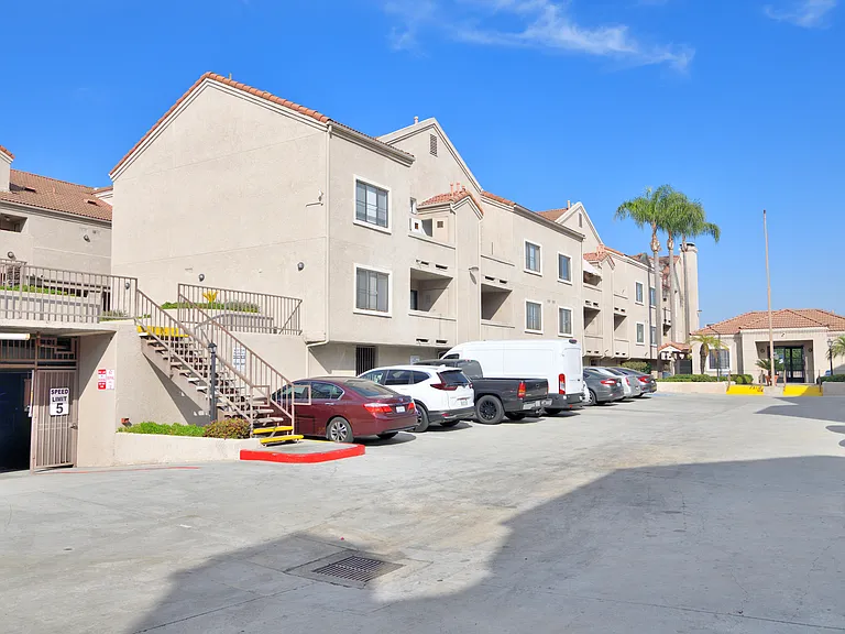 Sunset Plaza Apartments — Photo 17