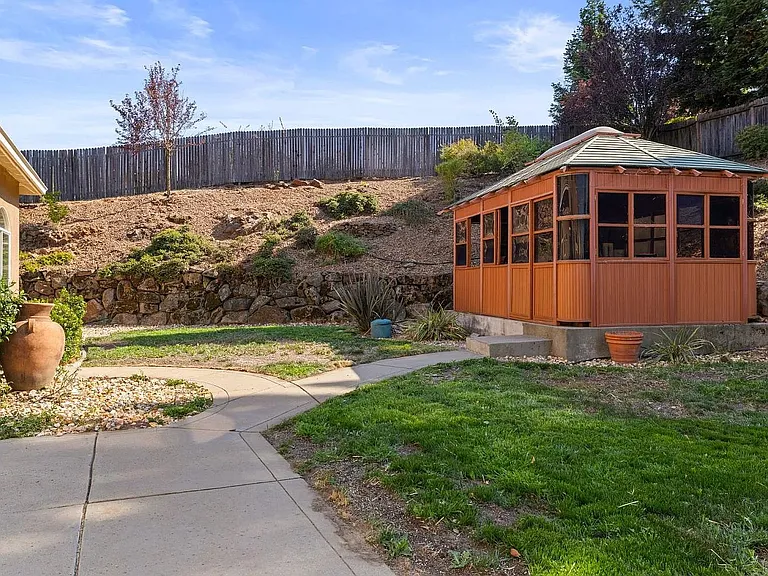 4066 Plateau Cir — Photo 10