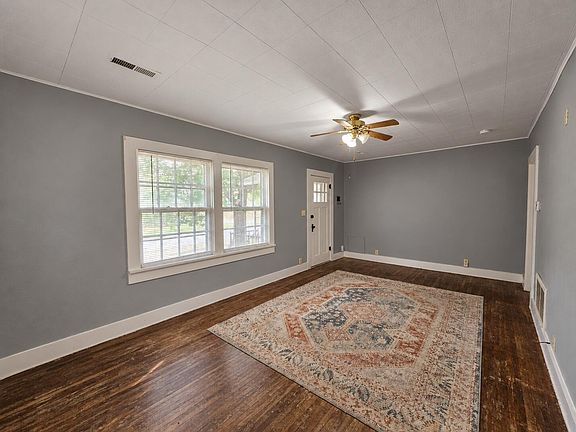 4th image of 404 S Walnut Street