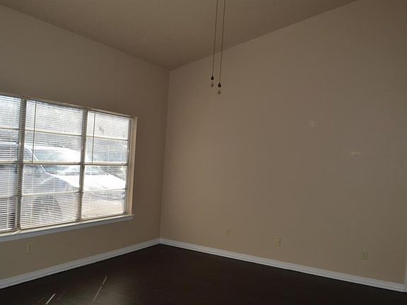 4th image of 2420 Moneda Ave