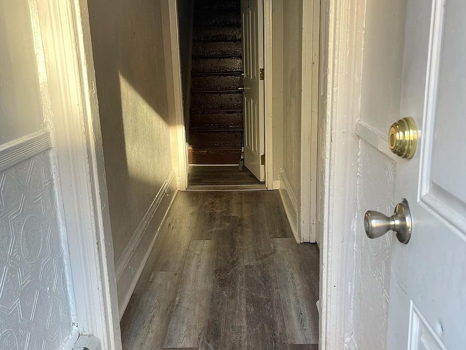 2nd image of 20 E Chestnut St Floor 2