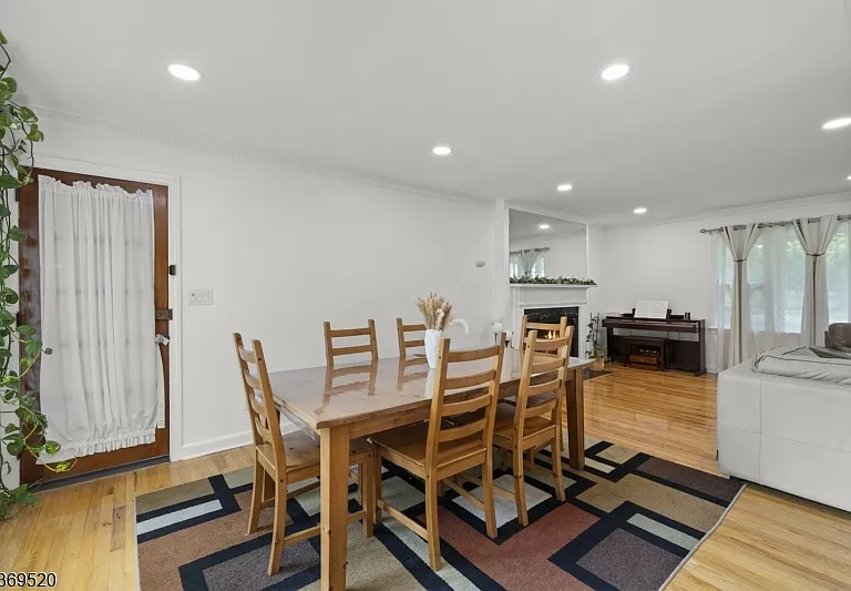 400 Hobart Ave — Photo 6