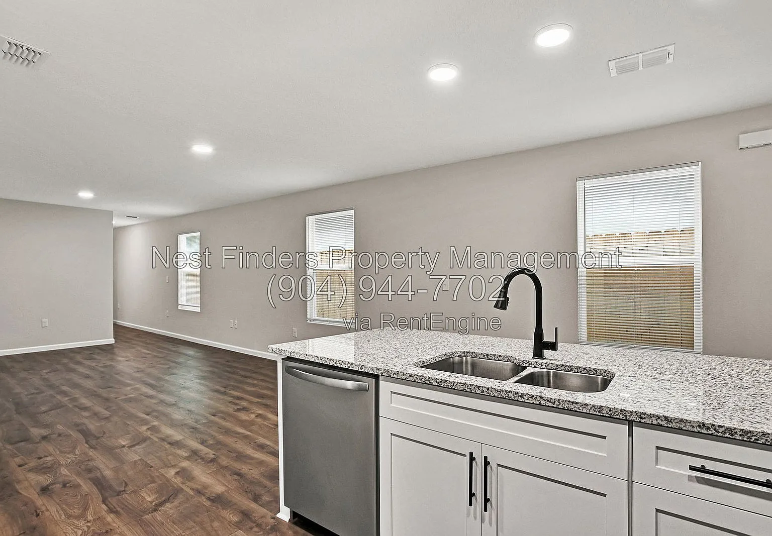 4 bed, 2.5 bath, 1555 sqft, $2,000 — Photo 4