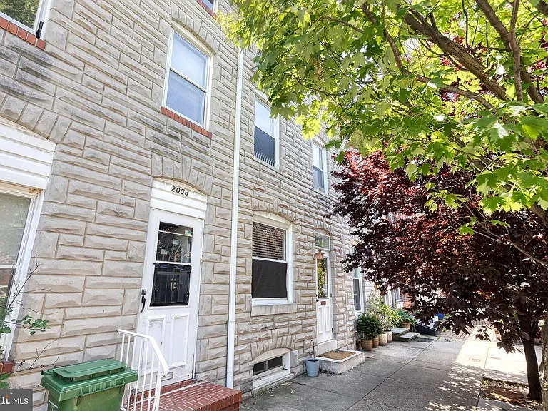 2051 Gough St — Photo 2