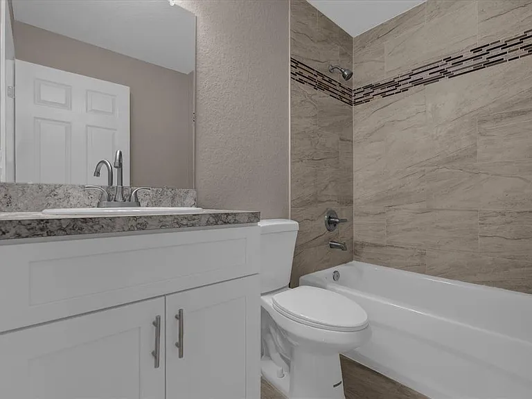 324 Avenue Y NE #B — Photo 16