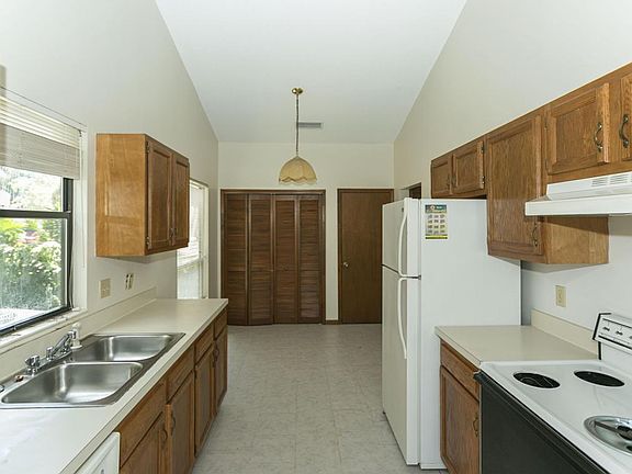 5th image of 14161 Hampton Falls Dr N