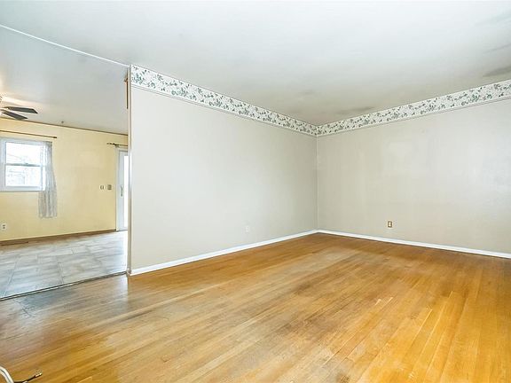 4th image of 1425 Estes Dr