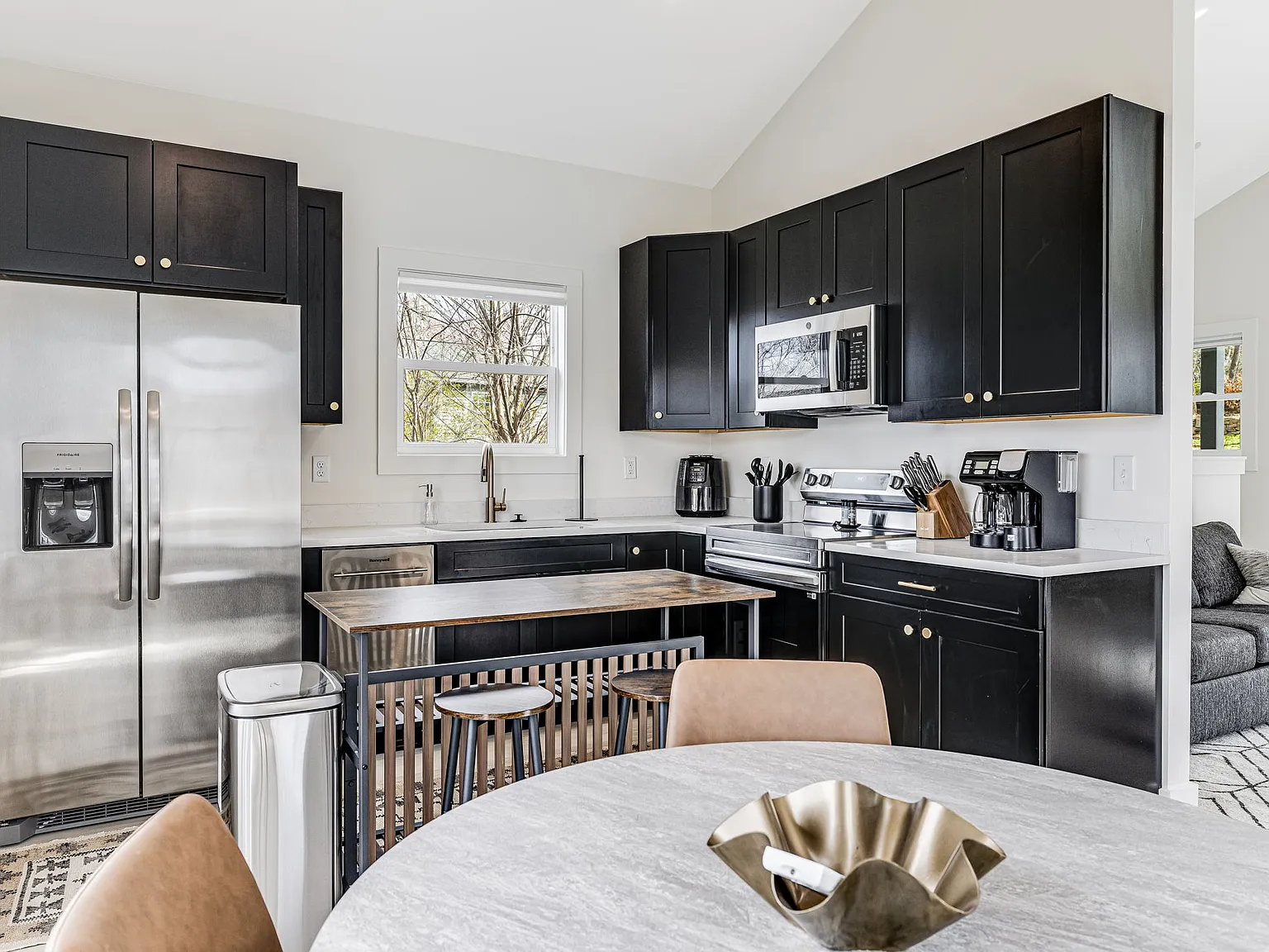 1 bed, 800 sqft, $3,000 — Photo 3