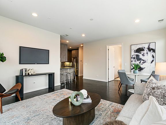 4th image of 5 N Oakley Blvd #201